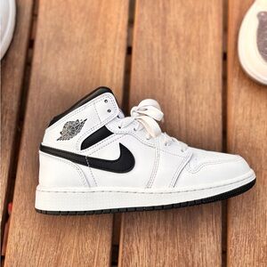 Lightly Used Nike Jordan 1 mids size 3 1/2